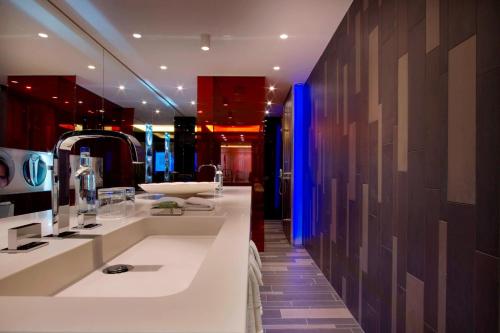 Suite Extreme WOW más amplia de 1 dormitorio - Cama extragrande del hotel W London. Foto 11