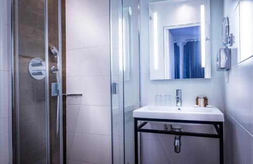 Habitación Doble Clásica del hotel Hôtel Marais Grands Boulevards. Foto 3