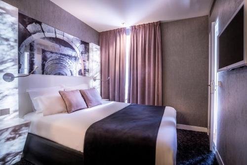 Habitación Doble Clásica con balcón del hotel Hôtel Marais Grands Boulevards