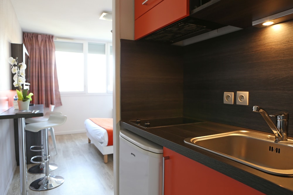 Estudio, 1 cama doble, cocina básica del hotel Adonis Paris Sud. Foto 11