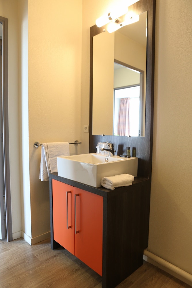 Estudio, 2 camas individuales, cocina básica del hotel Adonis Paris Sud. Foto 3
