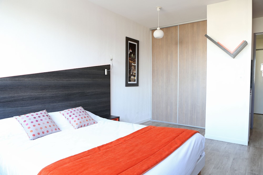 Apartamento familiar, cocina básica del hotel Adonis Paris Sud