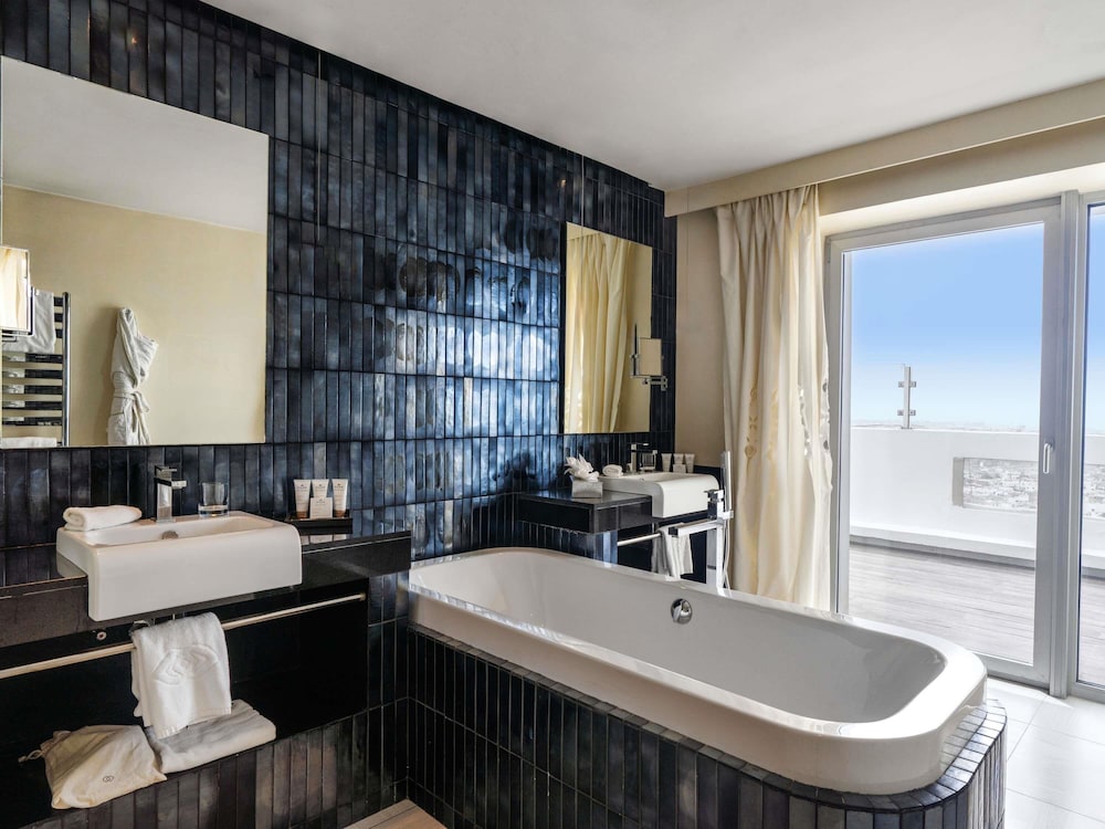 SUITE OPERA CON CAMA KING SIZE, SALÓN INDEPENDIENTE, TERRAZA GRANDE, VISTA A LA MEDINA Y OCÉANO del hotel Sofitel Casablanca Tour Blanche
