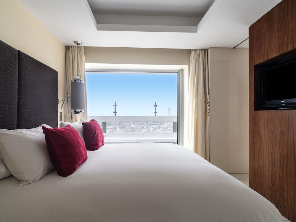 SUITE OPERA CON CAMA KING SIZE, SALÓN INDEPENDIENTE, TERRAZA GRANDE, VISTA A LA MEDINA Y OCÉANO del hotel Sofitel Casablanca Tour Blanche