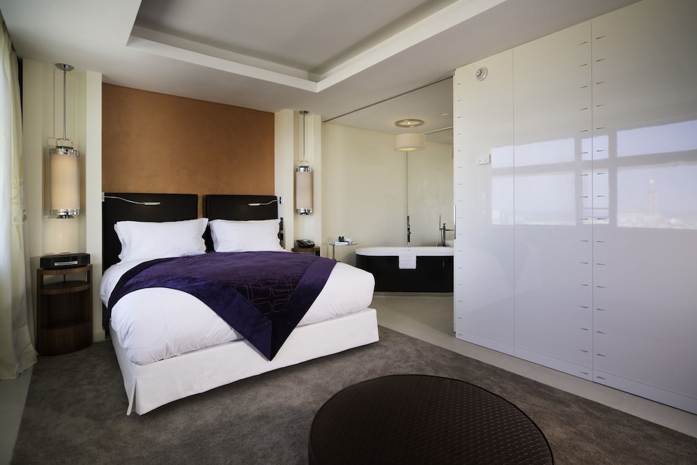 SUITE OPERA CON CAMA KING SIZE, SALÓN INDEPENDIENTE, TERRAZA GRANDE, VISTA A LA MEDINA Y OCÉANO del hotel Sofitel Casablanca Tour Blanche. Foto 1