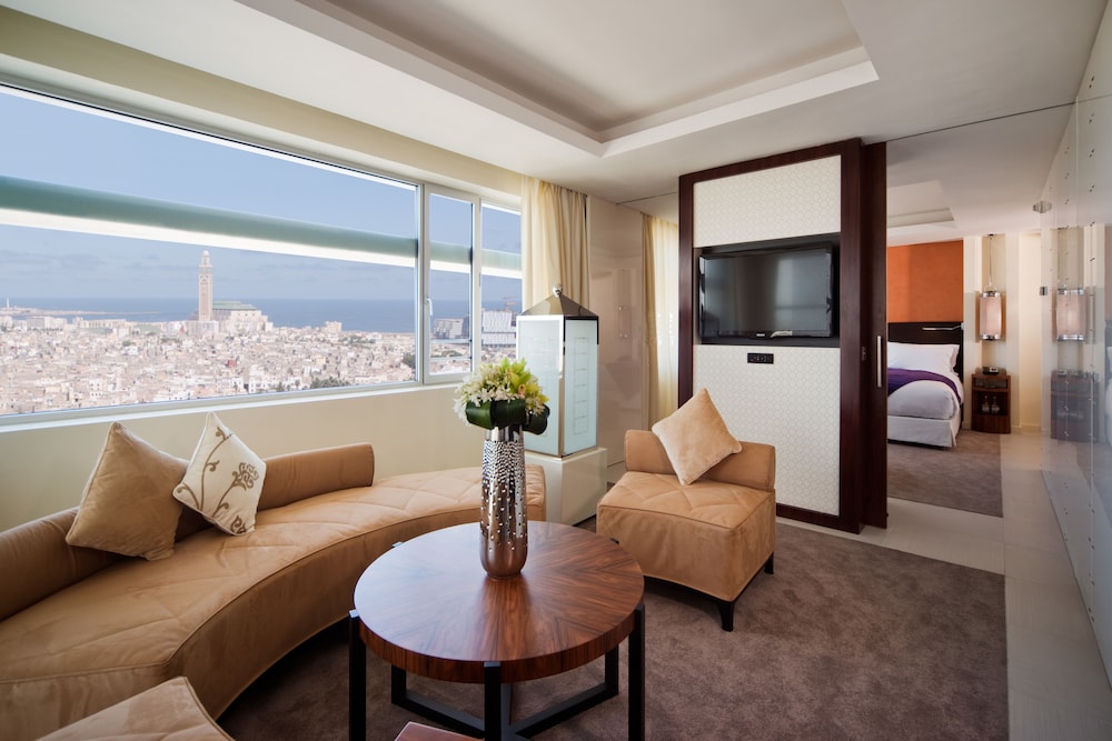 SUITE OPERA CON CAMA KING SIZE, SALÓN INDEPENDIENTE, TERRAZA GRANDE, VISTA A LA MEDINA Y OCÉANO del hotel Sofitel Casablanca Tour Blanche. Foto 2