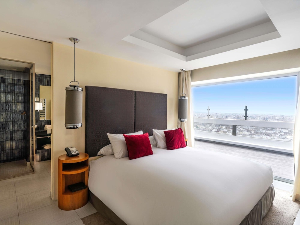 SUITE OPERA CON CAMA KING SIZE, SALÓN INDEPENDIENTE, TERRAZA GRANDE, VISTA A LA MEDINA Y OCÉANO del hotel Sofitel Casablanca Tour Blanche. Foto 5