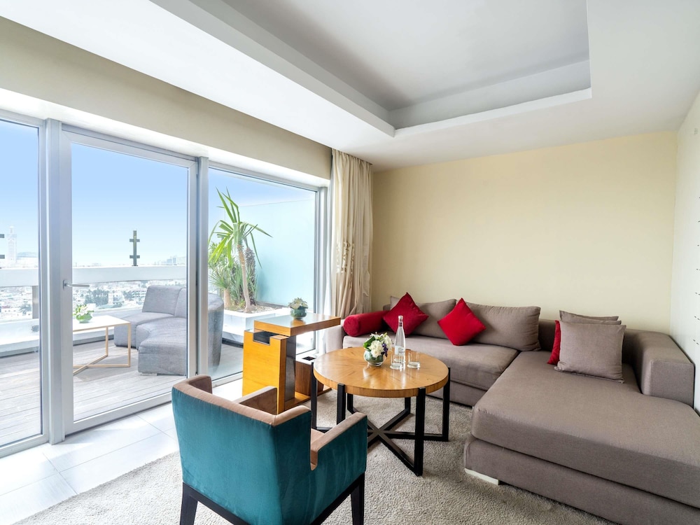 SUITE OPERA CON CAMA KING SIZE, SALÓN INDEPENDIENTE, TERRAZA GRANDE, VISTA A LA MEDINA Y OCÉANO del hotel Sofitel Casablanca Tour Blanche. Foto 6