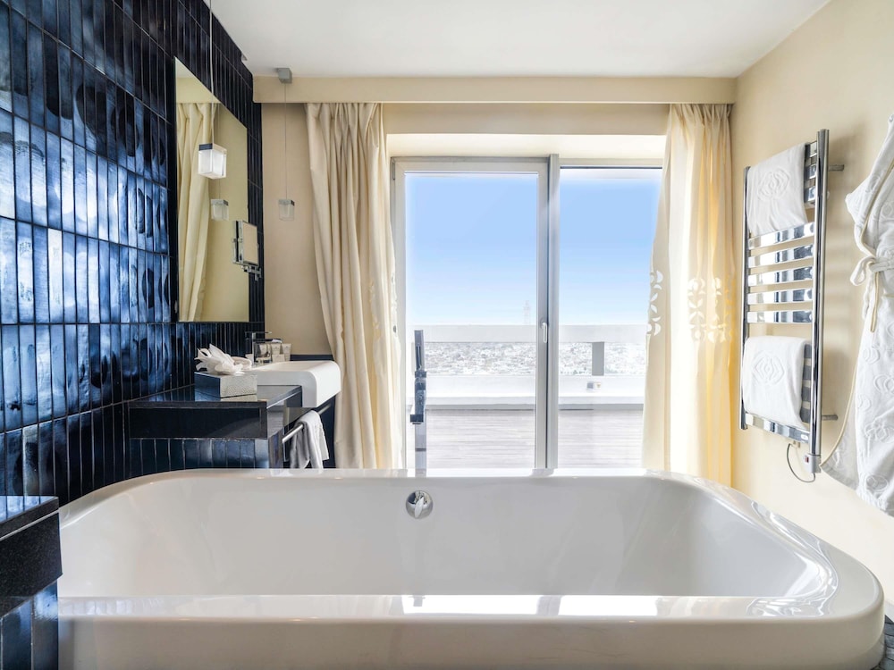 SUITE OPERA CON CAMA KING SIZE, SALÓN INDEPENDIENTE, TERRAZA GRANDE, VISTA A LA MEDINA Y OCÉANO del hotel Sofitel Casablanca Tour Blanche. Foto 8