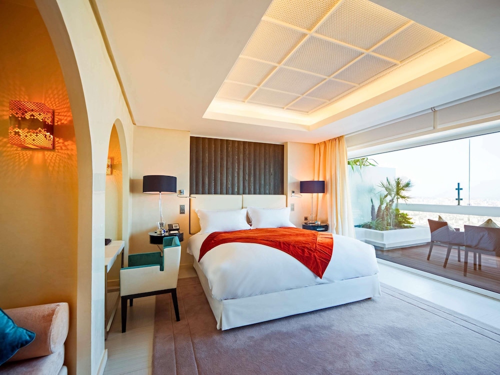 suite imperial con 1 cama king size, salón independiente y comedor del hotel Sofitel Casablanca Tour Blanche