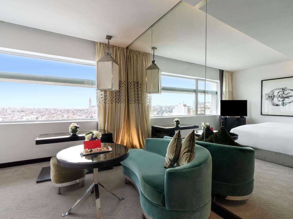 HABITACIÓN DE LUJO CON 1 CAMA KING SIZE Y VISTAS A LA MEDINA, MEZQUITA HASSAN II Y EL OCÉANO del hotel Sofitel Casablanca Tour Blanche