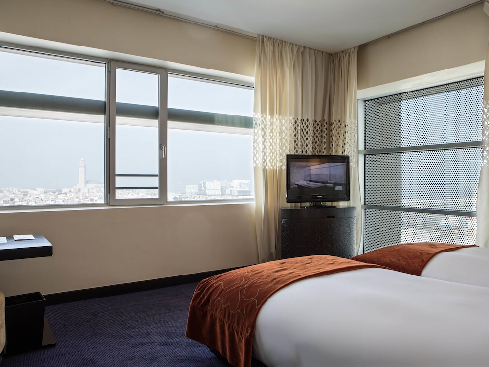 HABITACIÓN DE LUJO CON 2 CAMAS INDIVIDUALES Y VISTAS A LA MEDINA, MEZQUITA HASSAN II Y EL OCÉANO del hotel Sofitel Casablanca Tour Blanche