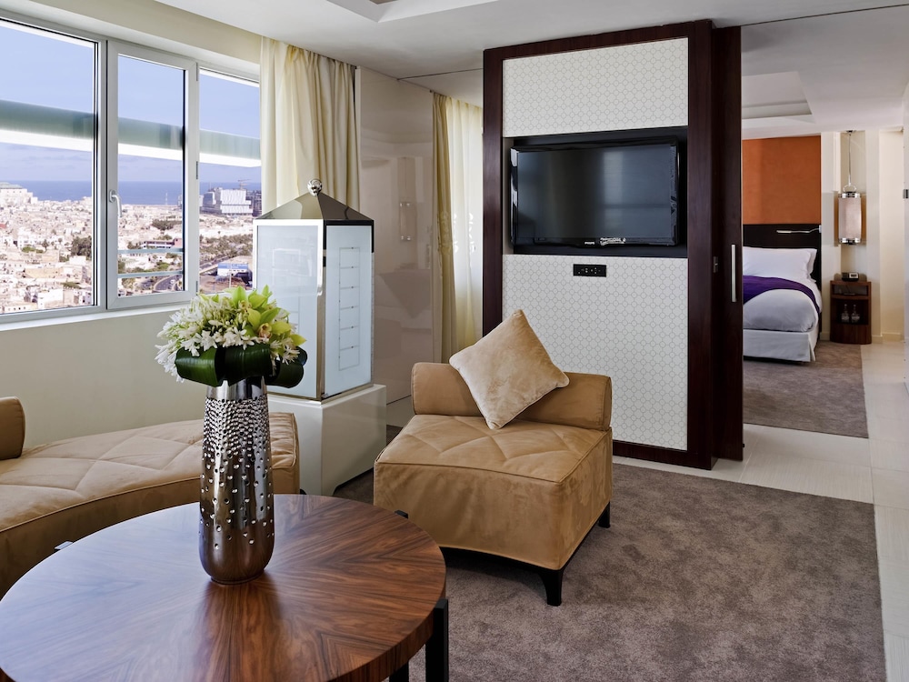 SUITE JUNIOR CON CAMA KING SIZE, DORMITORIO ESPACIOSO Y SALÓN INDEPENDIENTE del hotel Sofitel Casablanca Tour Blanche