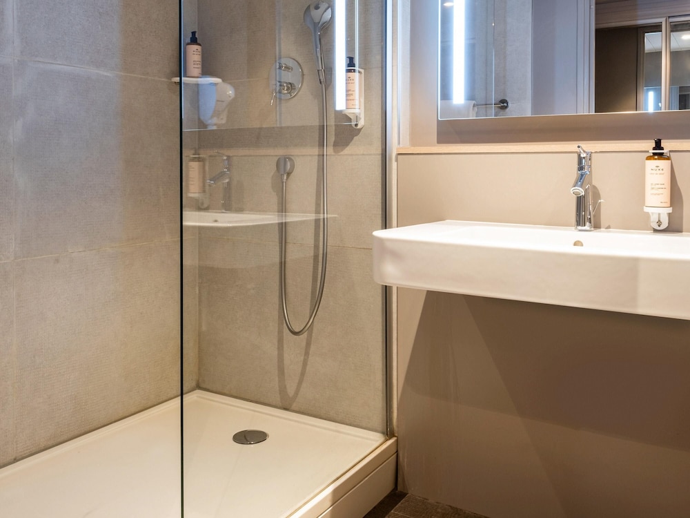 Habitación Clásica - 1 cama doble del hotel Mercure Grenoble Meylan. Foto 4