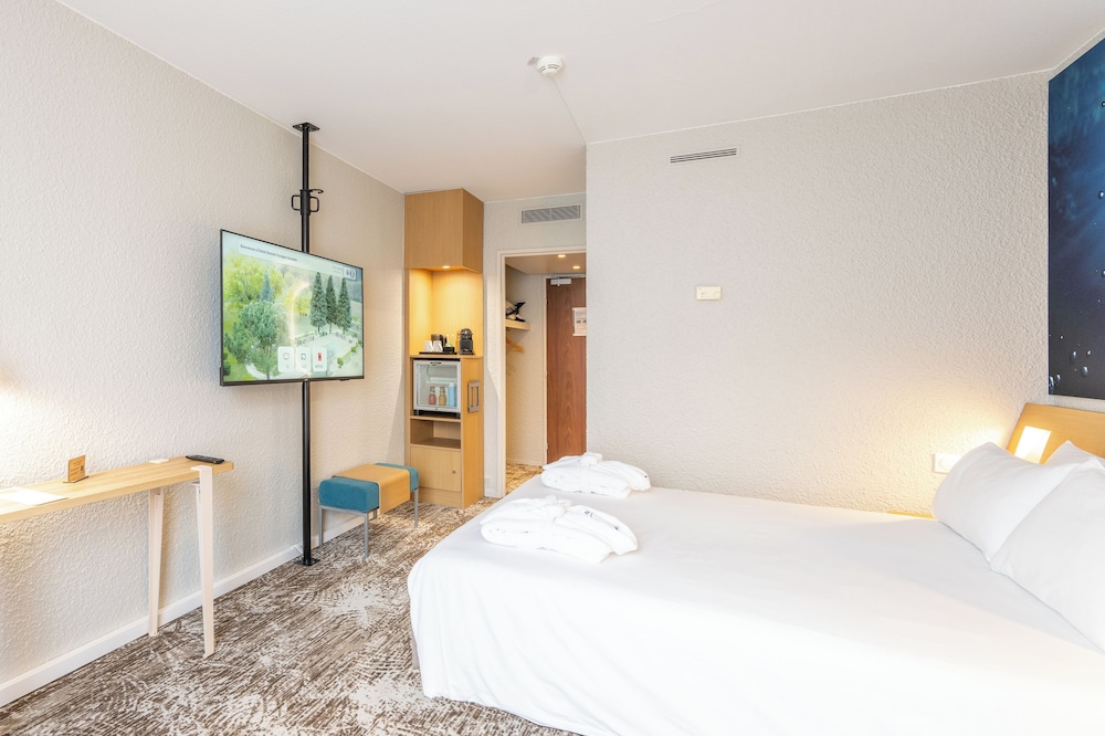 Habitación Executive con 1 cama doble y 1 sofá cama doble del hotel Novotel Grenoble Nord Voreppe. Foto 1