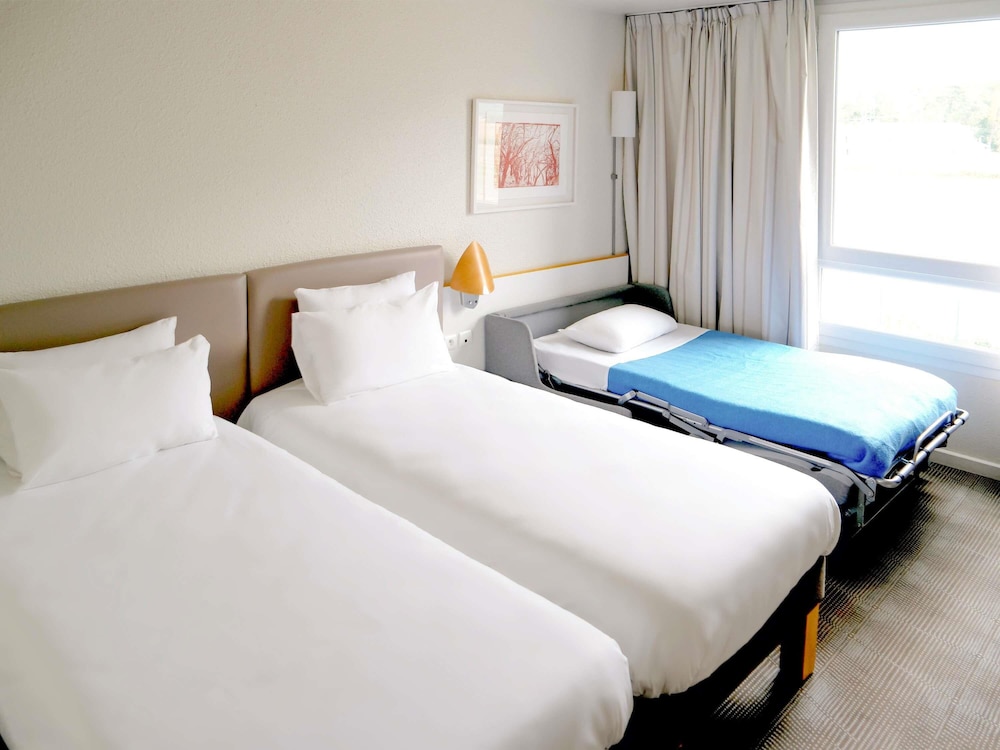 Habitación Standard con 1 cama king size o 2 camas individuales y 1 sofá cama individual del hotel Novotel Grenoble Nord Voreppe. Foto 5