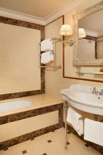 Habitación Doble Deluxe del hotel EXECUTIVE FLORENCE. Foto 5