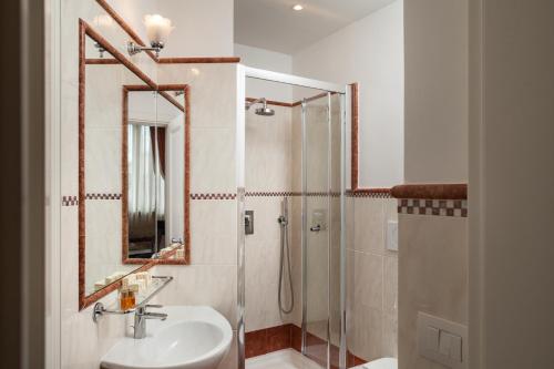 Habitación Triple Clásica del hotel EXECUTIVE FLORENCE. Foto 2