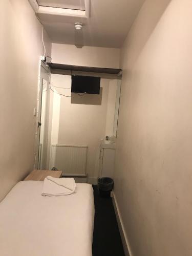 Habitación Individual con ducha y aseo compartidos y sin ventana del hotel Aquarius