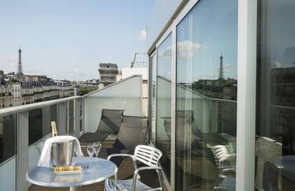Habitación con terraza con vistas al cielo de París, desayuno y vistas a la Torre Eiffel del hotel Renaissance Paris Arc De Triomphe