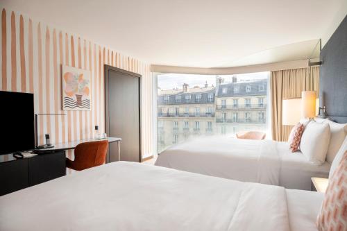 Habitación Familiar del hotel Renaissance Paris Arc De Triomphe. Foto 3