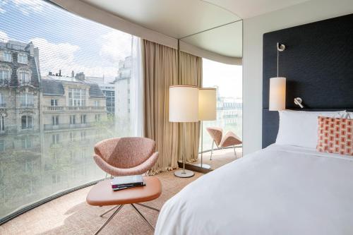 Habitación Familiar del hotel Renaissance Paris Arc De Triomphe. Foto 4