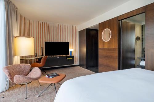 Habitación Stand'R con vistas al jardín del hotel Renaissance Paris Arc De Triomphe. Foto 3