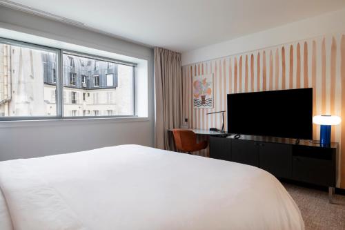 Habitación Stand'R con vistas al jardín del hotel Renaissance Paris Arc De Triomphe. Foto 6
