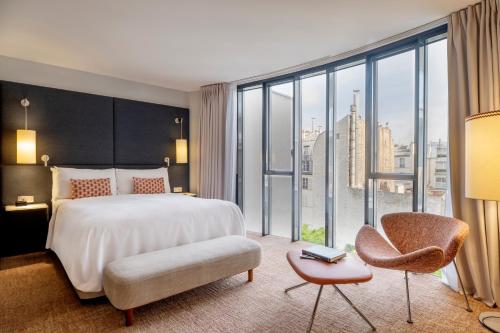Habitación Stand'R con vistas al jardín del hotel Renaissance Paris Arc De Triomphe. Foto 7