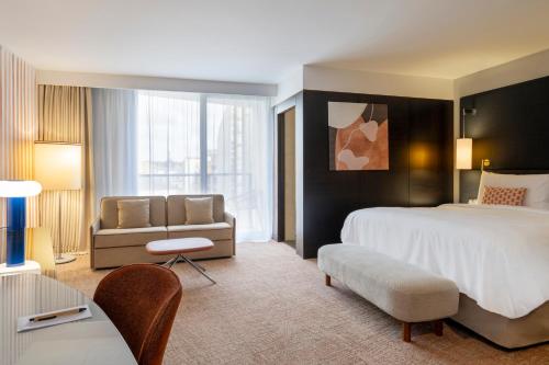 Suite Junior del hotel Renaissance Paris Arc De Triomphe. Foto 1
