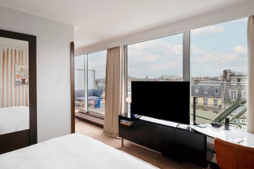 Habitación con terraza con vistas al cielo de París, desayuno y vistas a la Torre Eiffel del hotel Renaissance Paris Arc De Triomphe. Foto 2