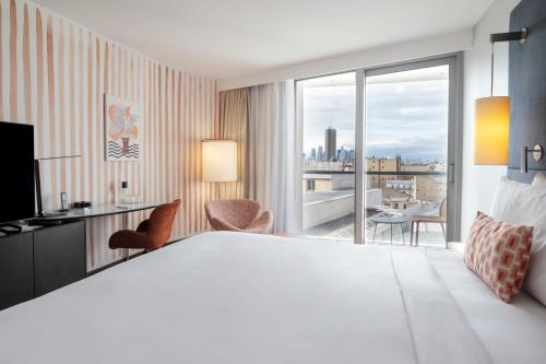 Habitación Prestige con balcón y vistas al jardín del hotel Renaissance Paris Arc De Triomphe