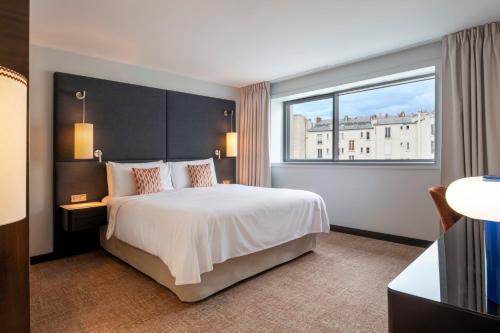 Habitación Stand'R con vistas al jardín del hotel Renaissance Paris Arc De Triomphe