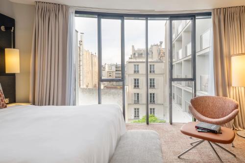 Habitación Stand'R con vistas al jardín del hotel Renaissance Paris Arc De Triomphe. Foto 4