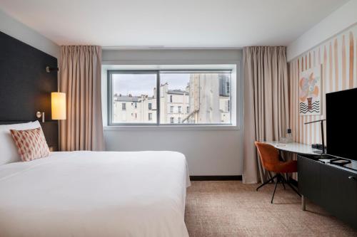 Habitación Stand'R con vistas al jardín del hotel Renaissance Paris Arc De Triomphe. Foto 6