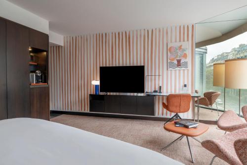 Suite Junior del hotel Renaissance Paris Arc De Triomphe. Foto 2