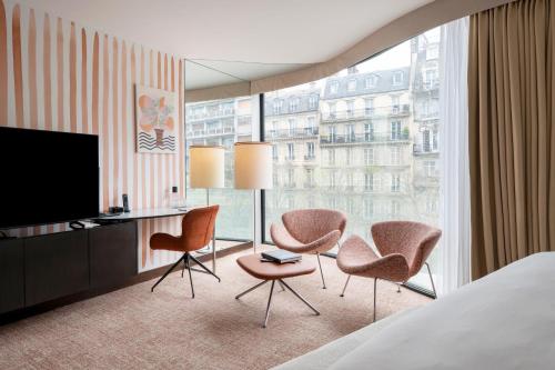 Suite Junior del hotel Renaissance Paris Arc De Triomphe. Foto 3