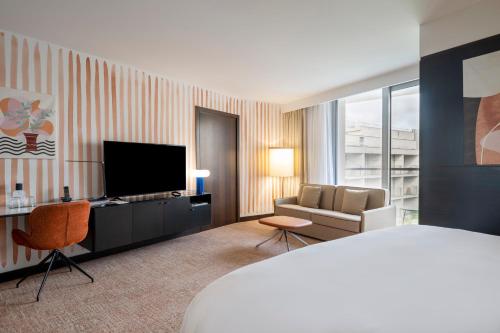 Suite Junior del hotel Renaissance Paris Arc De Triomphe. Foto 4