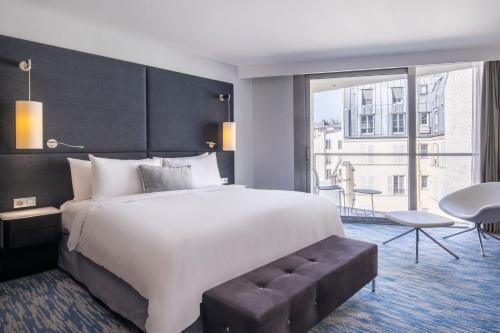Habitación Superior del hotel Renaissance Paris Arc De Triomphe. Foto 5