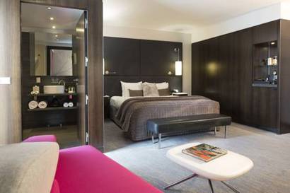 Suite Junior del hotel Renaissance Paris Arc De Triomphe. Foto 1