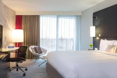 Habitación Prestige con balcón y vistas al jardín del hotel Renaissance Paris Arc De Triomphe. Foto 1