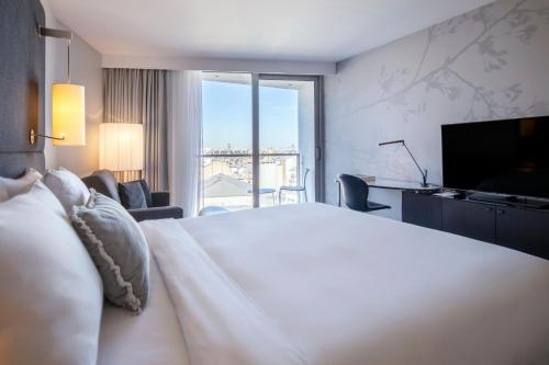 Habitación Prestige con balcón y vistas al jardín del hotel Renaissance Paris Arc De Triomphe. Foto 2