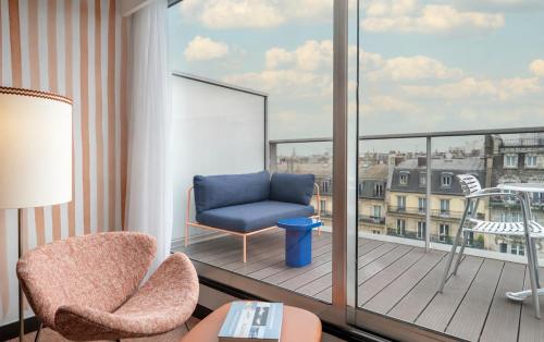 Habitación con terraza con vistas al cielo de París, desayuno y vistas a la Torre Eiffel del hotel Renaissance Paris Arc De Triomphe. Foto 4