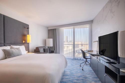 Habitación Prestige con balcón y vistas al jardín del hotel Renaissance Paris Arc De Triomphe. Foto 3