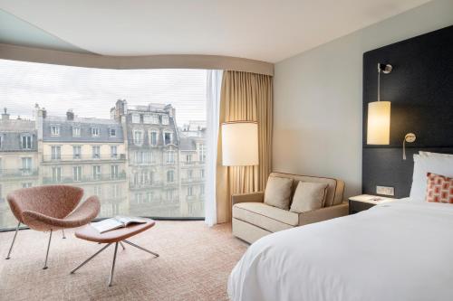 Habitación Prestige Wave del hotel Renaissance Paris Arc De Triomphe. Foto 2