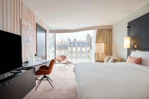 Habitación Prestige Wave del hotel Renaissance Paris Arc De Triomphe. Foto 3