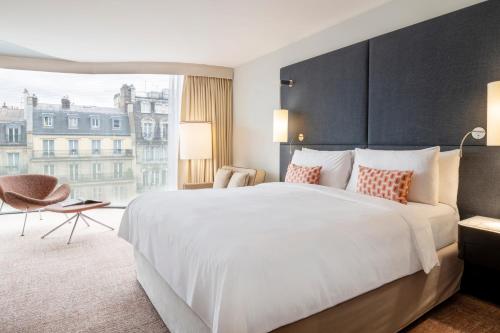 Habitación Prestige Wave del hotel Renaissance Paris Arc De Triomphe. Foto 4