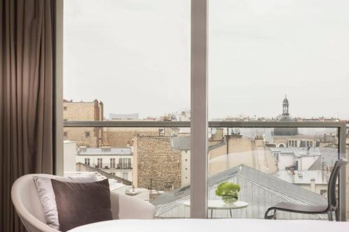 Habitación Prestige con balcón y vistas al jardín del hotel Renaissance Paris Arc De Triomphe. Foto 4