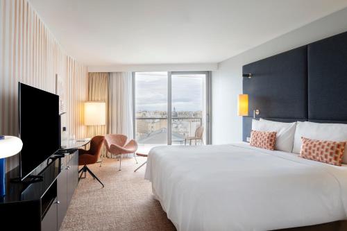 Habitación Prestige con balcón y vistas al jardín del hotel Renaissance Paris Arc De Triomphe. Foto 5