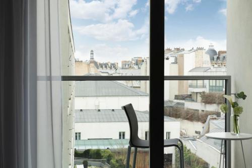Habitación Prestige con balcón y vistas al jardín del hotel Renaissance Paris Arc De Triomphe. Foto 5